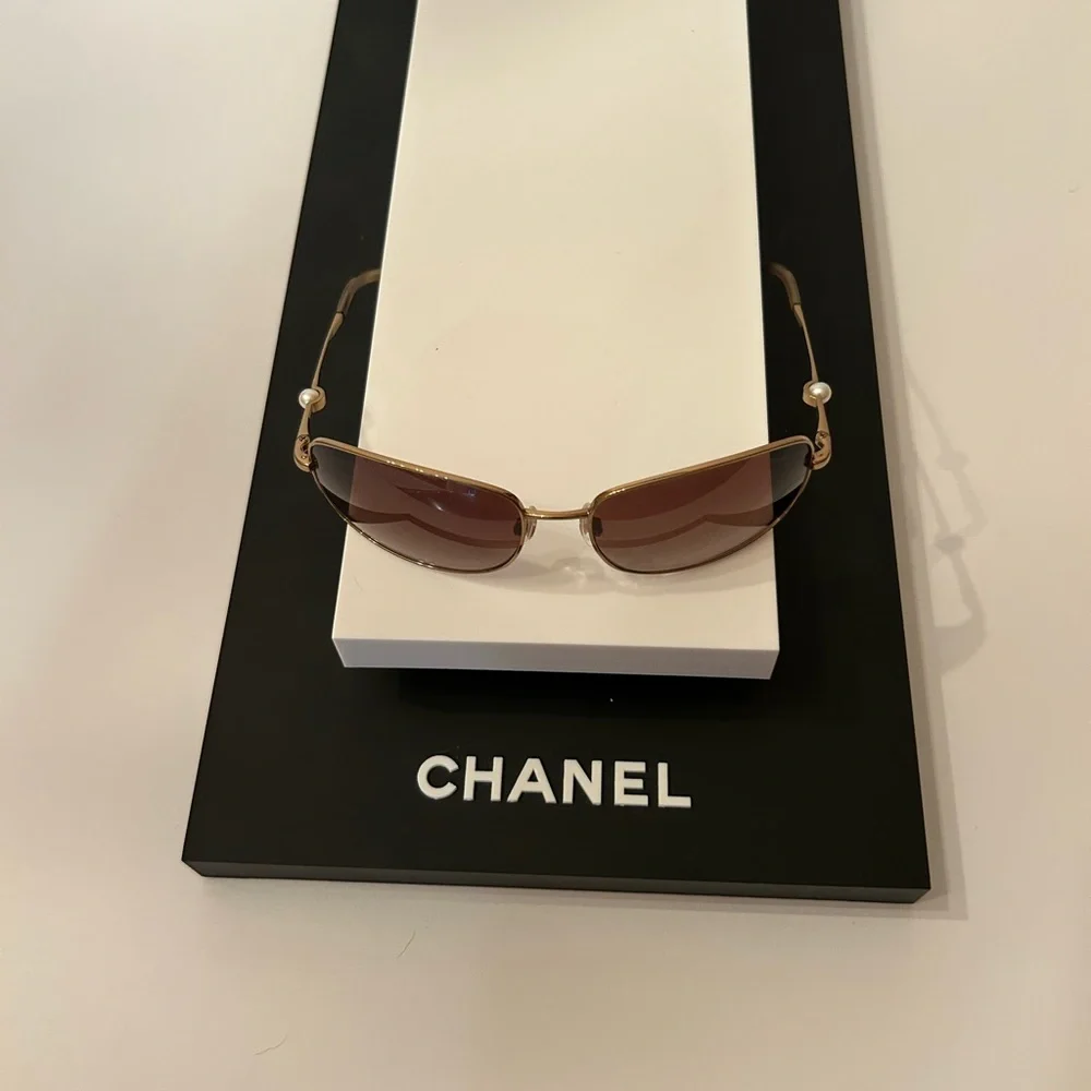 CHANEL Gold Sunglasses with Pearl Embellishment - Picture 5 of 9